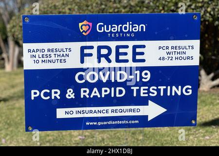 Ein Guardian Testing-Schild mit kostenloser COVID-19-PCR und Schnelltests im Belvedere Park, Dienstag, 8. März 2022, in Los Angeles. Stockfoto