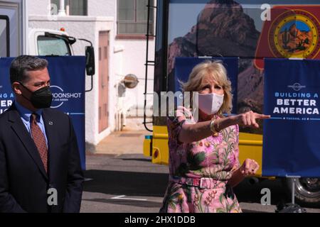 Tucson, Arizona, USA. 8. März 2022. First Lady Jill Biden tritt Xavier Becerra, dem Sekretär des US-Gesundheitsministeriums, im Xavier Health Center auf dem Tohono O' Odham Reservat bei. Hervorhebung der Biden-Administration Cancer Moonshot-Initiative. (Bild: © Christopher Brown/ZUMA Press Wire) Stockfoto