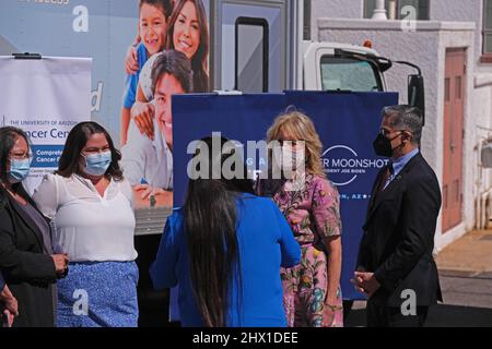 Tucson, Arizona, USA. 8. März 2022. First Lady Jill Biden tritt Xavier Becerra, dem Sekretär des US-Gesundheitsministeriums, im Xavier Health Center auf dem Tohono O' Odham Reservat bei. Hervorhebung der Biden-Administration Cancer Moonshot-Initiative. (Bild: © Christopher Brown/ZUMA Press Wire) Stockfoto