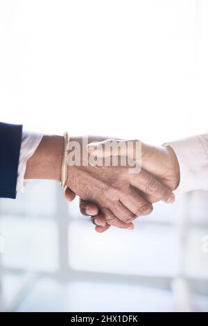 Vergnügen, Geschäfte mit Ihnen zu machen. Aufnahme von zwei nicht erkennbaren Geschäftsleuten, die sich im Einvernehmen die Hände schüttelten. Stockfoto