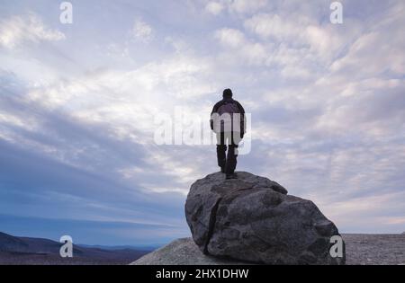 Bewölkter Sonnenuntergang von Mitte Sugarloaf Mountain in Bethlehem, New Hampshire während der Wintermonate. Stockfoto