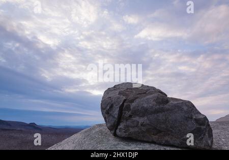 Bewölkter Sonnenuntergang von Mitte Sugarloaf Mountain in Bethlehem, New Hampshire während der Wintermonate. Stockfoto