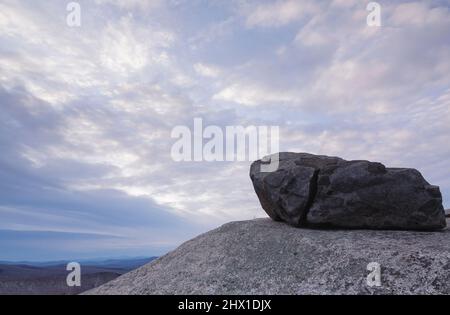 Bewölkter Sonnenuntergang von Mitte Sugarloaf Mountain in Bethlehem, New Hampshire während der Wintermonate. Stockfoto