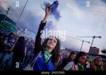 Bogota, Kolumbien am 8. März 2022. Frauen nehmen am 8. März 2022 an den internationalen Frauentag-Demonstrationen in Bogota, Kolumbien, Teil. Stockfoto