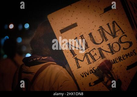 Bogota, Kolumbien am 8. März 2022. Ein Demonstrator hält ein Schild mit der Aufschrift „Niemand weniger“, da Frauen an den internationalen Frauentag-Demonstrationen in Bogota, Kolumbien, am 8. März 2022 teilnehmen. Stockfoto