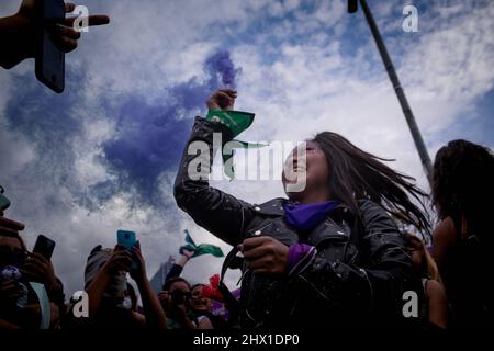 Bogota, Kolumbien am 8. März 2022. Frauen nehmen am 8. März 2022 an den internationalen Frauentag-Demonstrationen in Bogota, Kolumbien, Teil. Stockfoto