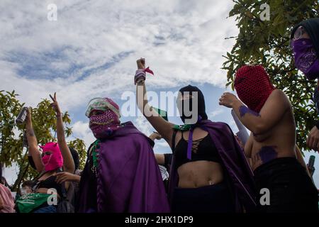 Bogota, Kolumbien am 8. März 2022. Frauen nehmen am 8. März 2022 an den internationalen Frauentag-Demonstrationen in Bogota, Kolumbien, Teil. Stockfoto