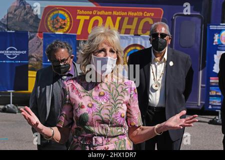 Tucson, Arizona, USA. 8. März 2022. First Lady Jill Biden tritt Xavier Becerra, dem Sekretär des US-Gesundheitsministeriums, im Xavier Health Center auf dem Tohono O' Odham Reservat bei. Hervorhebung der Biden-Administration Cancer Moonshot-Initiative. (Bild: © Christopher Brown/ZUMA Press Wire) Stockfoto