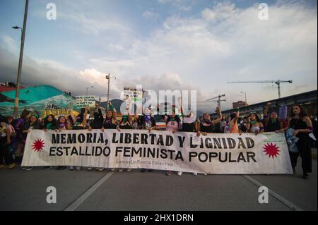 Bogota, Kolumbien am 8. März 2022. Frauen nehmen am 8. März 2022 an den internationalen Frauentag-Demonstrationen in Bogota, Kolumbien, Teil. Stockfoto