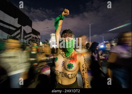 Bogota, Kolumbien am 8. März 2022. Frauen nehmen am 8. März 2022 an den internationalen Frauentag-Demonstrationen in Bogota, Kolumbien, Teil. Stockfoto