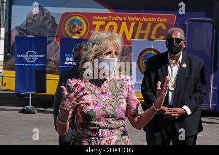 Tucson, Arizona, USA. 8. März 2022. First Lady Jill Biden tritt Xavier Becerra, dem Sekretär des US-Gesundheitsministeriums, im Xavier Health Center auf dem Tohono O' Odham Reservat bei. Hervorhebung der Biden-Administration Cancer Moonshot-Initiative. (Bild: © Christopher Brown/ZUMA Press Wire) Stockfoto