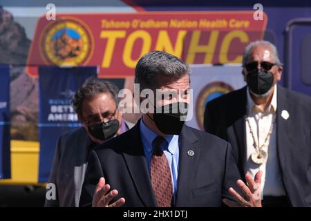 Tucson, Arizona, USA. 8. März 2022. Xavier Becerra, der Sekretär des US-Gesundheitsministeriums und des Gesundheitsministeriums, tritt im Xavier Health Center auf dem Tohono O' Odham Reservat der First Lady Jill Biden bei. Hervorhebung der Biden-Administration Cancer Moonshot-Initiative. (Bild: © Christopher Brown/ZUMA Press Wire) Stockfoto