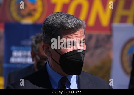 Tucson, Arizona, USA. 8. März 2022. Xavier Becerra, der Sekretär des US-Gesundheitsministeriums und des Gesundheitsministeriums, tritt im Xavier Health Center auf dem Tohono O' Odham Reservat der First Lady Jill Biden bei. Hervorhebung der Biden-Administration Cancer Moonshot-Initiative. (Bild: © Christopher Brown/ZUMA Press Wire) Stockfoto