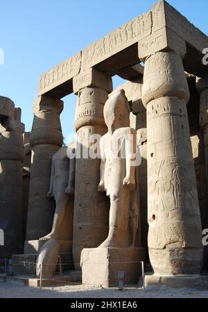 Säulen und Kolonnaden im Luxor-Tempel. Ägypten Stockfoto