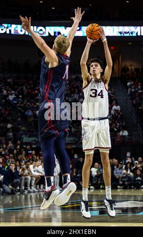 März 08 2022 Las Vegas, NV, USA Gonzaga Center Chet Holmgren (34) schießt den Ball in der ersten Hälfte während des NCAA West Coast Conference Men's Basketball Tournament Championship-Spiels zwischen Gonzaga Bulldogs und den Saint Mary's Gaels in der Orleans Arena Las Vegas, NV. Thurman James/CSM Stockfoto