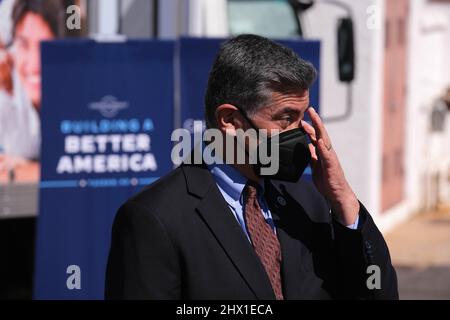 Tucson, Arizona, USA. 8. März 2022. Xavier Becerra, der Sekretär des US-Gesundheitsministeriums und des Gesundheitsministeriums, tritt im Xavier Health Center auf dem Tohono O' Odham Reservat der First Lady Jill Biden bei. Hervorhebung der Biden-Administration Cancer Moonshot-Initiative. (Bild: © Christopher Brown/ZUMA Press Wire) Stockfoto