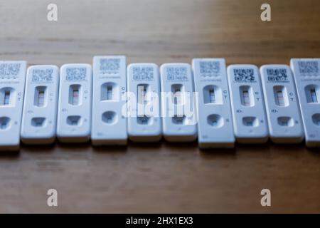 Reihe positiver Covid-19-Schnelltests mit lateralem Flussantigen für zu Hause Stockfoto