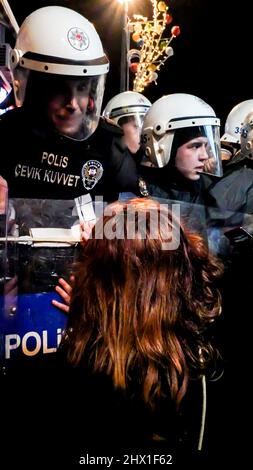 Izmir, Türkei. 08. März 2022. Der Internationale Frauentag ist in einer Demonstration gegen männliche Gewalt durch eine riesige Menge von Frauen und LGBTQ-Mitgliedern bei einem feministischen Nachtspaziergang unter der Polizeiunterdrückung markiert. (Foto von Idil Toffolo/Pacific Press) Quelle: Pacific Press Media Production Corp./Alamy Live News Stockfoto