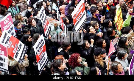 Izmir, Türkei. 08. März 2022. Der Internationale Frauentag ist in einer Demonstration gegen männliche Gewalt durch eine riesige Menge von Frauen und LGBTQ-Mitgliedern bei einem feministischen Nachtspaziergang unter der Polizeiunterdrückung markiert. (Foto von Idil Toffolo/Pacific Press) Quelle: Pacific Press Media Production Corp./Alamy Live News Stockfoto