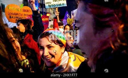 Izmir, Türkei. 08. März 2022. Der Internationale Frauentag ist in einer Demonstration gegen männliche Gewalt durch eine riesige Menge von Frauen und LGBTQ-Mitgliedern bei einem feministischen Nachtspaziergang unter der Polizeiunterdrückung markiert. (Foto von Idil Toffolo/Pacific Press) Quelle: Pacific Press Media Production Corp./Alamy Live News Stockfoto