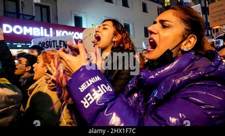 Izmir, Türkei. 08. März 2022. Der Internationale Frauentag ist in einer Demonstration gegen männliche Gewalt durch eine riesige Menge von Frauen und LGBTQ-Mitgliedern bei einem feministischen Nachtspaziergang unter der Polizeiunterdrückung markiert. (Foto von Idil Toffolo/Pacific Press) Quelle: Pacific Press Media Production Corp./Alamy Live News Stockfoto