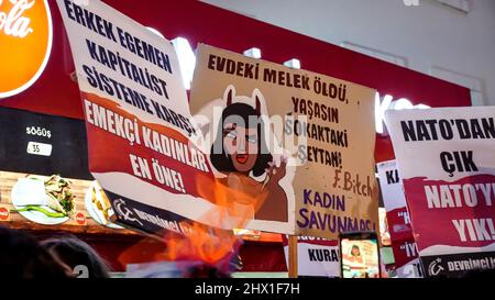 Izmir, Türkei. 08. März 2022. Der Internationale Frauentag ist in einer Demonstration gegen männliche Gewalt durch eine riesige Menge von Frauen und LGBTQ-Mitgliedern bei einem feministischen Nachtspaziergang unter der Polizeiunterdrückung markiert. (Foto von Idil Toffolo/Pacific Press) Quelle: Pacific Press Media Production Corp./Alamy Live News Stockfoto