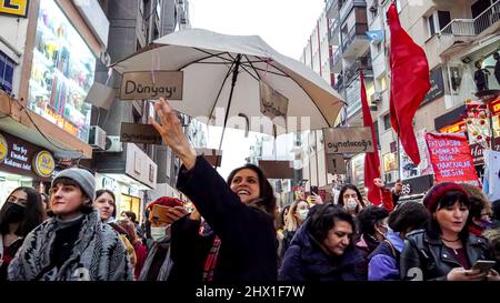 Izmir, Türkei. 08. März 2022. Der Internationale Frauentag ist in einer Demonstration gegen männliche Gewalt durch eine riesige Menge von Frauen und LGBTQ-Mitgliedern bei einem feministischen Nachtspaziergang unter der Polizeiunterdrückung markiert. (Foto von Idil Toffolo/Pacific Press) Quelle: Pacific Press Media Production Corp./Alamy Live News Stockfoto