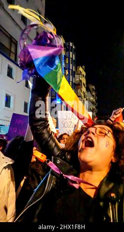 Izmir, Türkei. 08. März 2022. Der Internationale Frauentag ist in einer Demonstration gegen männliche Gewalt durch eine riesige Menge von Frauen und LGBTQ-Mitgliedern bei einem feministischen Nachtspaziergang unter der Polizeiunterdrückung markiert. (Foto von Idil Toffolo/Pacific Press) Quelle: Pacific Press Media Production Corp./Alamy Live News Stockfoto