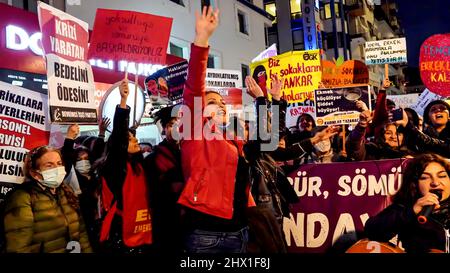 Izmir, Türkei. 08. März 2022. Der Internationale Frauentag ist in einer Demonstration gegen männliche Gewalt durch eine riesige Menge von Frauen und LGBTQ-Mitgliedern bei einem feministischen Nachtspaziergang unter der Polizeiunterdrückung markiert. (Foto von Idil Toffolo/Pacific Press) Quelle: Pacific Press Media Production Corp./Alamy Live News Stockfoto