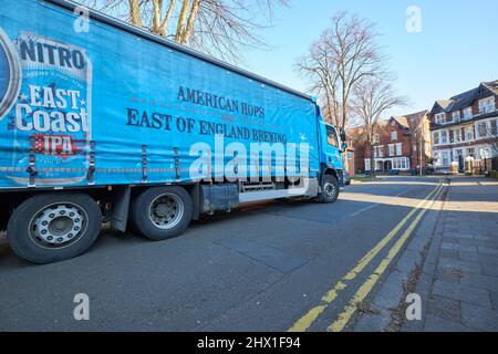 LKW entlädt Bierfässer auf eine Straße Stockfoto