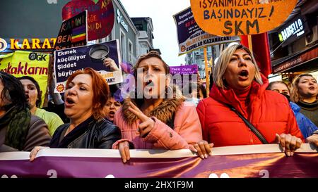 Izmir, Türkei. 08. März 2022. Der Internationale Frauentag ist in einer Demonstration gegen männliche Gewalt durch eine riesige Menge von Frauen und LGBTQ-Mitgliedern bei einem feministischen Nachtspaziergang unter der Polizeiunterdrückung markiert. (Foto von Idil Toffolo/Pacific Press) Quelle: Pacific Press Media Production Corp./Alamy Live News Stockfoto