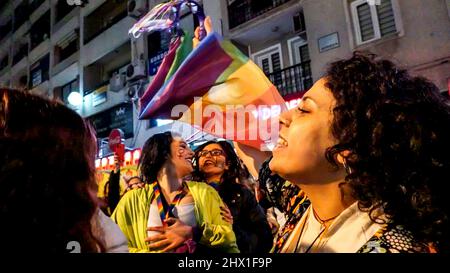 Izmir, Türkei. 08. März 2022. Der Internationale Frauentag ist in einer Demonstration gegen männliche Gewalt durch eine riesige Menge von Frauen und LGBTQ-Mitgliedern bei einem feministischen Nachtspaziergang unter der Polizeiunterdrückung markiert. (Foto von Idil Toffolo/Pacific Press) Quelle: Pacific Press Media Production Corp./Alamy Live News Stockfoto