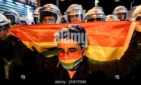 Izmir, Türkei. 08. März 2022. Der Internationale Frauentag ist in einer Demonstration gegen männliche Gewalt durch eine riesige Menge von Frauen und LGBTQ-Mitgliedern bei einem feministischen Nachtspaziergang unter der Polizeiunterdrückung markiert. (Foto von Idil Toffolo/Pacific Press) Quelle: Pacific Press Media Production Corp./Alamy Live News Stockfoto