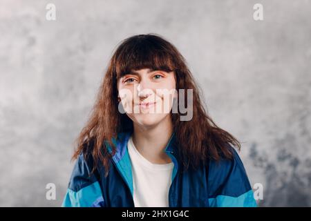 Junge sportliche Frau im Stil der 80 und 90er Jahre. 90s Mode positive Mädchen Stockfoto