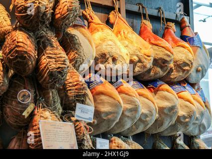 Parma, Italien - 15. April 2017: Parmaschinken werden in Geschäften verkauft. Parmaschinken (Prosciutto) ist das beliebteste Produkt aus der Region. Stockfoto