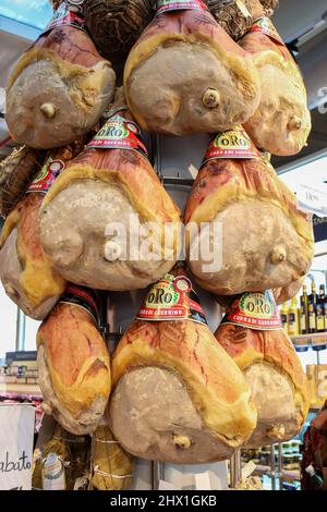 Parma, Italien - 15. April 2017: Parmaschinken werden in Geschäften verkauft. Parmaschinken (Prosciutto) ist das beliebteste Produkt aus der Region. Stockfoto