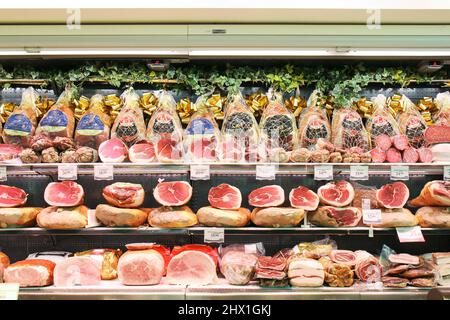 Parma, Italien - 15. April 2017: Verschiedene Arten von Parmaschinken, die in Geschäften verkauft werden. Parmaschinken (Prosciutto) ist das beliebteste Produkt aus der Region. Stockfoto