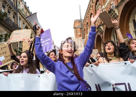 Frankreich, Toulouse, 2022-03-08. Eine junge Frau mit einem Megaphon in der Hand tanzt und singt an der Spitze der Prozession. Internationaler Tag für die Rechte der Frau und die Minderheiten der Geschlechter. Foto von Patricia Huchot-Boissier/ABACAPRESS.COM Stockfoto