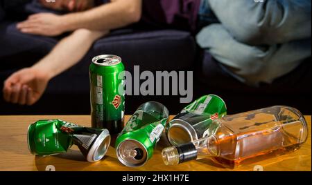 BILD POSIERT VON MODELL Aktenfoto vom 09/03/15 eines Mannes, der nach viel Alkohol schläft. Die Einbettung von Krankenschwestern in die allgemeinen Praktiken in den am stärksten benachteiligten Gebieten kann positive Ergebnisse für Menschen mit Alkoholproblemen bringen und sollte laut einer Studie erweitert werden. Ausgabedatum: Mittwoch, 9. März 2022. Stockfoto