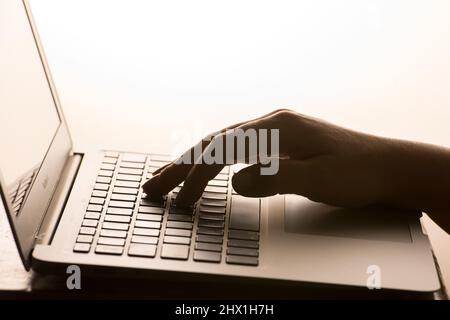 Aktenfoto vom 04/03/17 von den Händen einer Frau auf einer Laptop-Tastatur. Etwa £28.000 gehen stündlich verloren, in der Regel aufgrund von Betrug, bei dem Menschen dazu verleitet werden, Banküberweisungen an Betrüger zu machen, welcher Aussage zufolge? Ausgabedatum: Mittwoch, 9. März 2022. Stockfoto