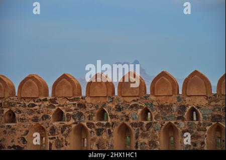 Arabische Bögen auf der Festung in Nizwa, mit Bergen im Hintergrund Stockfoto