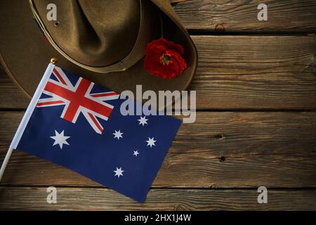 Anzac Army Slouch Hut mit australischer Flagge und Poppy auf Holzhintergrund Stockfoto