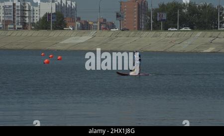 Irkutsk, Russland - 3 2019. August: Baikal Jet Fest, BJF. Jetski-Rennen. Jet-Ski-Rennen in Zeitlupe 180fps. Mann, der auf dem See Jetskier reitet. Persönliches Wasserfahrzeug PWC. Stockfoto