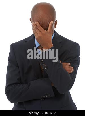 Unternehmenszusammenbruch. Ein afroamerikanischer Geschäftsmann, der mit dem Kopf in den Händen steht. Stockfoto