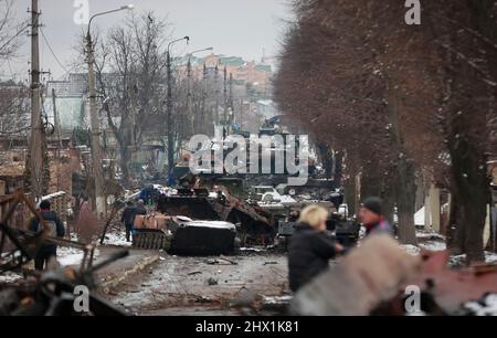 BUCHA, UKRAINE - 01. März 2022 - die Überreste einer Panzerkolonne der russischen Armee in Bucha, Ukraine, am 01. März 2022, nachdem sie von Ukrainern angegriffen worden waren Stockfoto