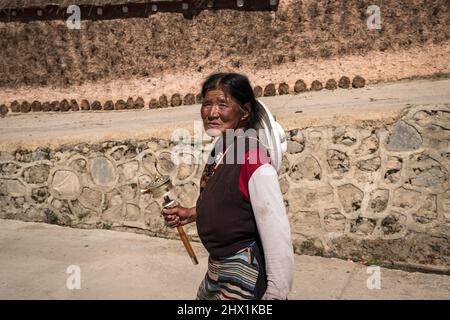 Litang, Garze, China: Porträt einer älteren Tibeterin in der Weißen Pagode des Grafen Litang. Stockfoto
