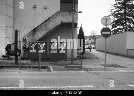 Entstellte Wahlplakate für Fabien Roussel, Rue de la Barre, Cahors, Lot Department, Südwestfrankreich Stockfoto