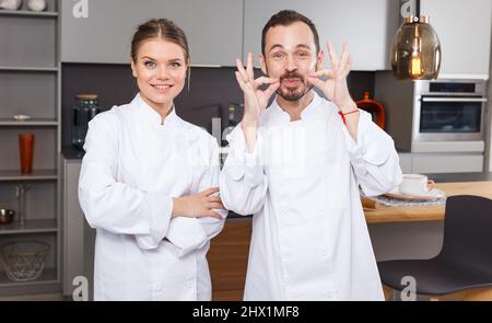 Professionelle Köche in weißer Uniform Stockfoto