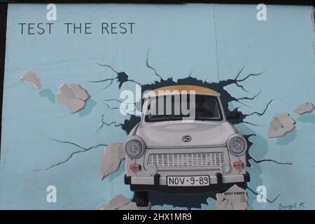 Graffii mit dem Trabant, in der Sektion Berliner mauer (East Side Gallery) Stockfoto
