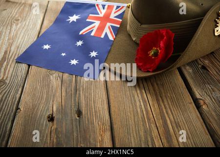 Anzac Army Slouch Hut mit australischer Flagge und Poppy auf Holzhintergrund Stockfoto